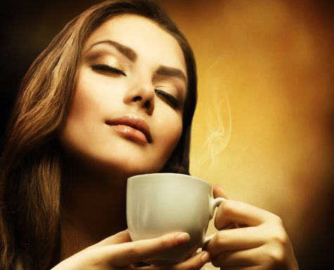 Девушка с ароматной чашкой кофе