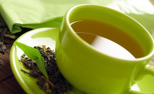 Зеленый чай в зеленой кружке